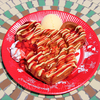 ミッキーワッフル ストロベリー＆カスタードソース