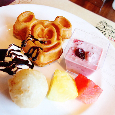 デザートにミッキーワッフルを