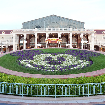 メインエントランスのミッキーの花壇