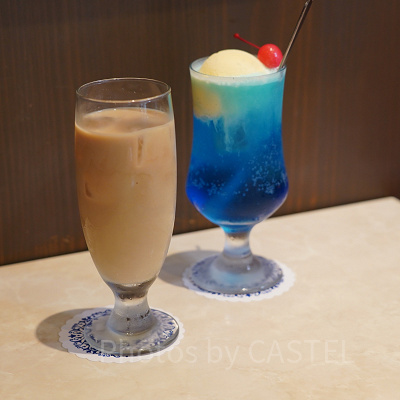 ミルクコーヒー（左）とクリイムソーダ・青空（右）