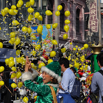 ミニオンカラーの風船が舞う/ミニオン・ハチャメチャ・クリスマス・パーティー