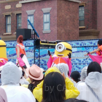 ミニオンクールファッションショー／ピンクの衣装を身につけたミニオンたち