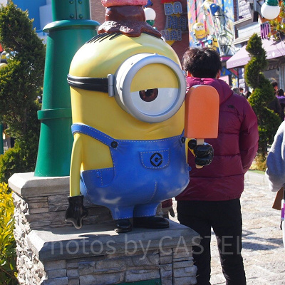 ミニオンパーク入口前の像
