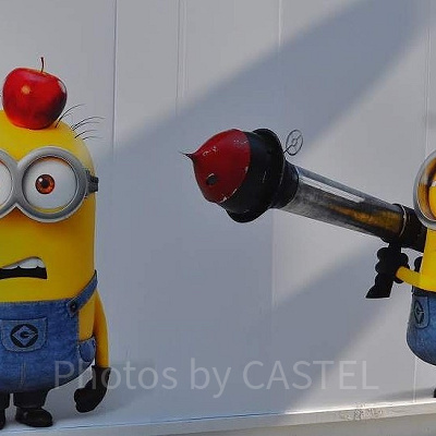 ミニオンのフォトスポット（工事中の年間パスセンターの工事壁）