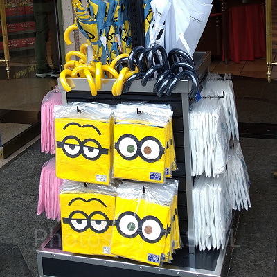 ミニオンレインポンチョ　ケビン（左）ボブ（右）