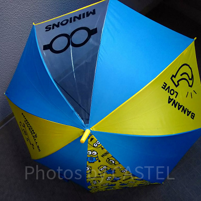 ミニオンのイエロー×ブルー傘