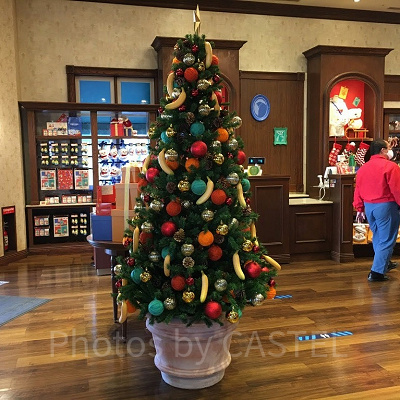 ミニオンのショップはバナナのクリスマスツリー（2020年）