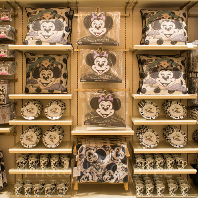 ミニーマウスと黒猫グッズ