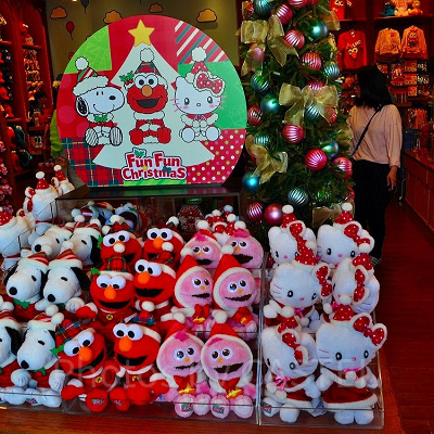 ワゴンにディスプレイされたモッピーのぬいぐるみ/セサミストリート・キッズ・ストア