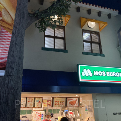 モスバーガーのパビリオン併設の店舗では実際に食事を提供／キッザニア東京