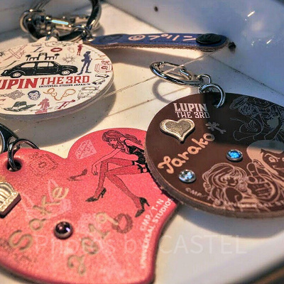 ネームタグ（左）、キーホルダー（茶、右）、キーホルダー（カラー、上）