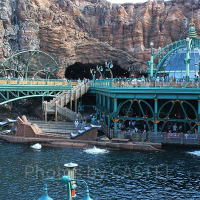 ノーチラス号（左下）