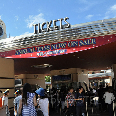 パークの入場ゲート付近