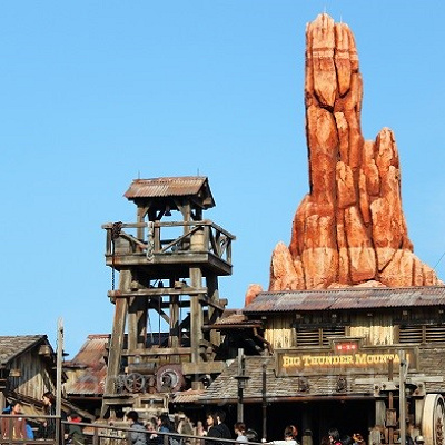 お盆休みディズニー：人気アトラクションを楽しむ