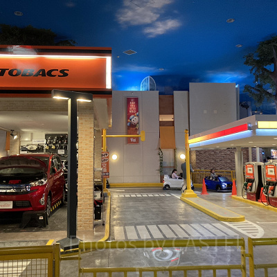 左は自動車整備の体験、右はガソリンスタンド店員の体験ができる／キッザニア東京