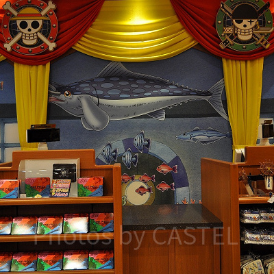 ワンピースグッズ販売ディスプレイ／USJ