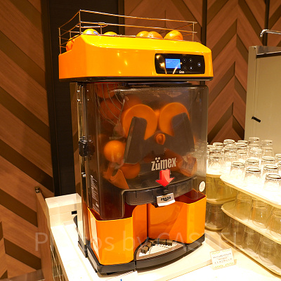 オレンジジュースを搾る機械