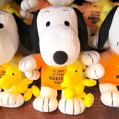 オレンジTシャツスヌーピーとウッドストックのぬいぐるみ