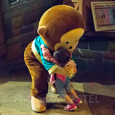 「キャラクターハグタイム」でゲストをハグする、おさるのもんきち