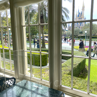 クリスタルパレス・レストランの屋内席から見た外の景色