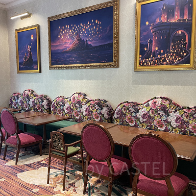 ファンタジースプリングスレストランの店内に飾られた絵