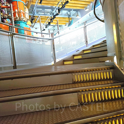 パン・ギャラクティック・ピザ・ポート：2階へと続く階段