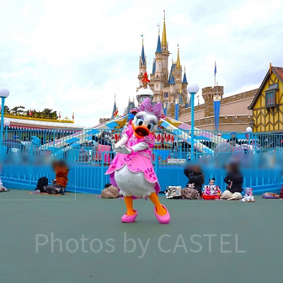 シンデレラ城を背景に映るパレードのデイジー