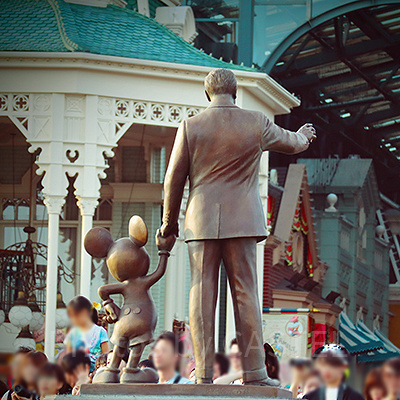 ウォルト・ディズニーとミッキーマウスのパートナーズ像