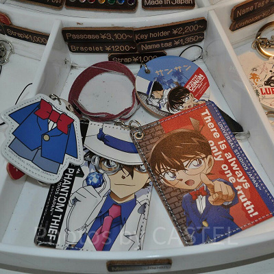 パスケース（手前）、キーホルダー（左）、ブレスレット（左上）、ネームタグ（右上）