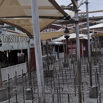 USJジョーズの待ち列を形成する通路