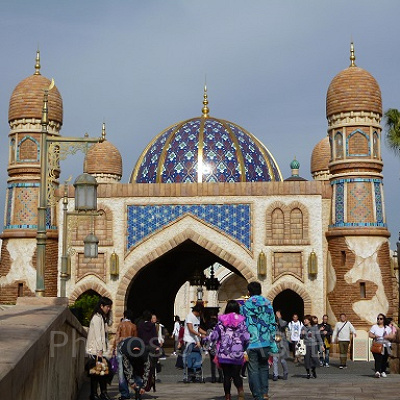 アーチをくぐると、アラビアンコーストの世界が広がる