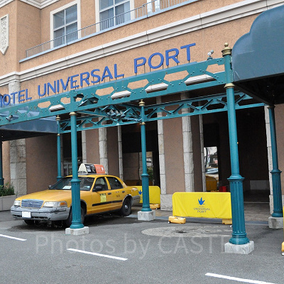 ホテルユニバーサルポートのエントランスにフォトスポットのタクシー