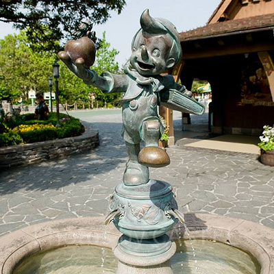 ピノキオとジミニークリケットの噴水