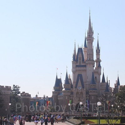 シンデレラ城を正面に見るプラザ側