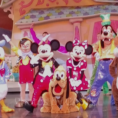 ショーの真ん中にいるプルート