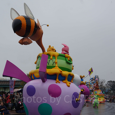 ハチミツ以外も食べてみてはいかがだろうかと思っていそうなピグレットとハチミツが食べたいプーさん