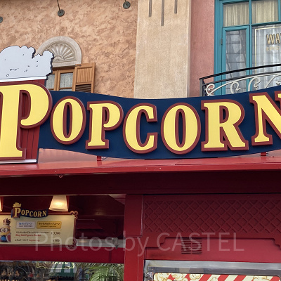 エントランス付近のポップコーンカート