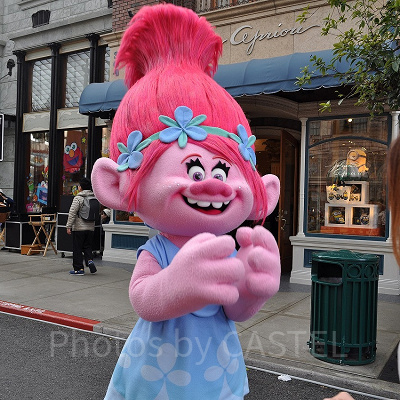 ゲストとグリーティングする映画『トロールズ』のポピー