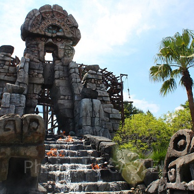 人気アトラクション「レイジングスピリッツ」