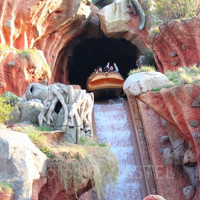 人気アトラクション「スプラッシュ・マウンテン」