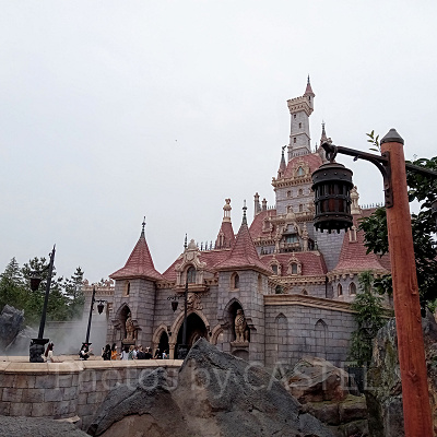 人気アトラクションは開園直後が最も混雑