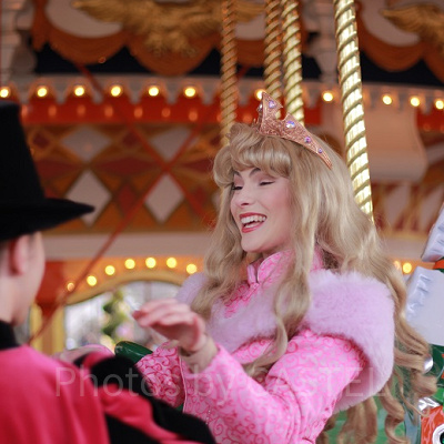 フィリップ王子にエスコートされるオーロラ姫。