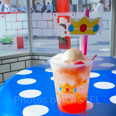 ピーチ姫のクリームソーダ(写真中央)