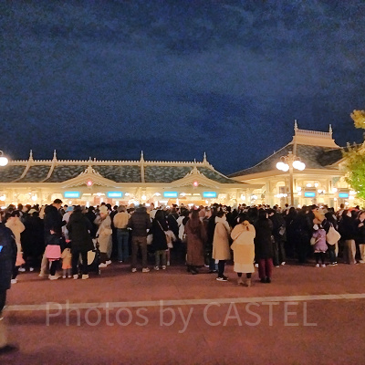 貸切ディズニー：貸切営業の開園30分前の様子。かなり空いている方です。