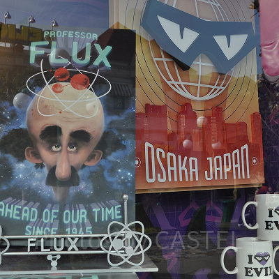 フレックス教授のポスター（左）