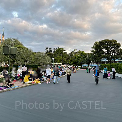 エレクトリカルパレード・ドリームライツの待ち列（18時30分ごろ）