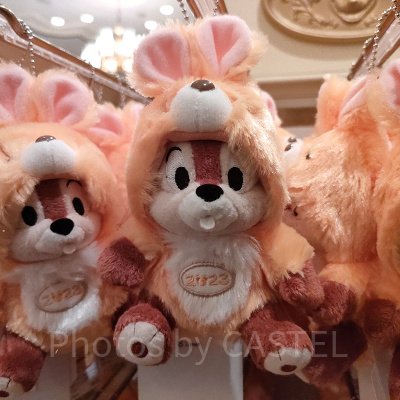 ディズニーお正月グッズ：うさぎチップぬいぐるみバッジ