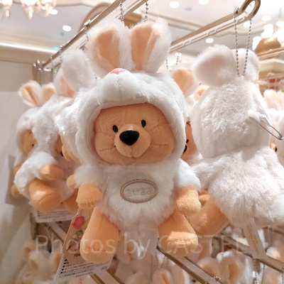 ディズニーお正月グッズ：うさぎプーさんぬいぐるみバッジ