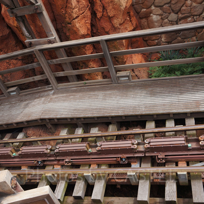 混雑時にはゆっくりと撮影できるビッグサンダーマウンテンのレール