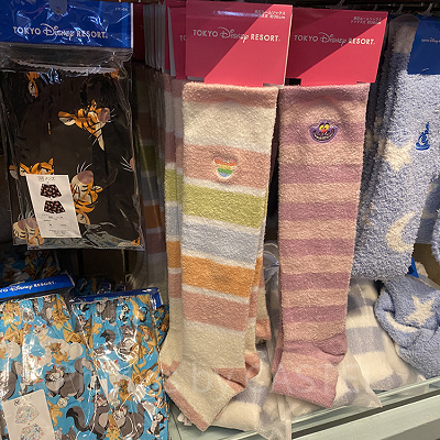 レインボーミッキーの着圧ルームソックス(左)